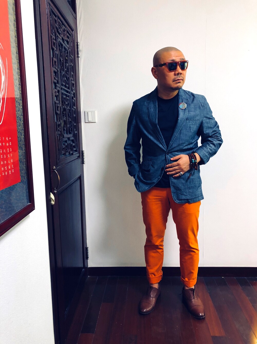 「ARMANI JEANSのアイテム（テーラードジャケット、グレー系）」を使った、蘑菇東哥さん（メンズ・172cm）の夏コーディネートの1枚目の写真