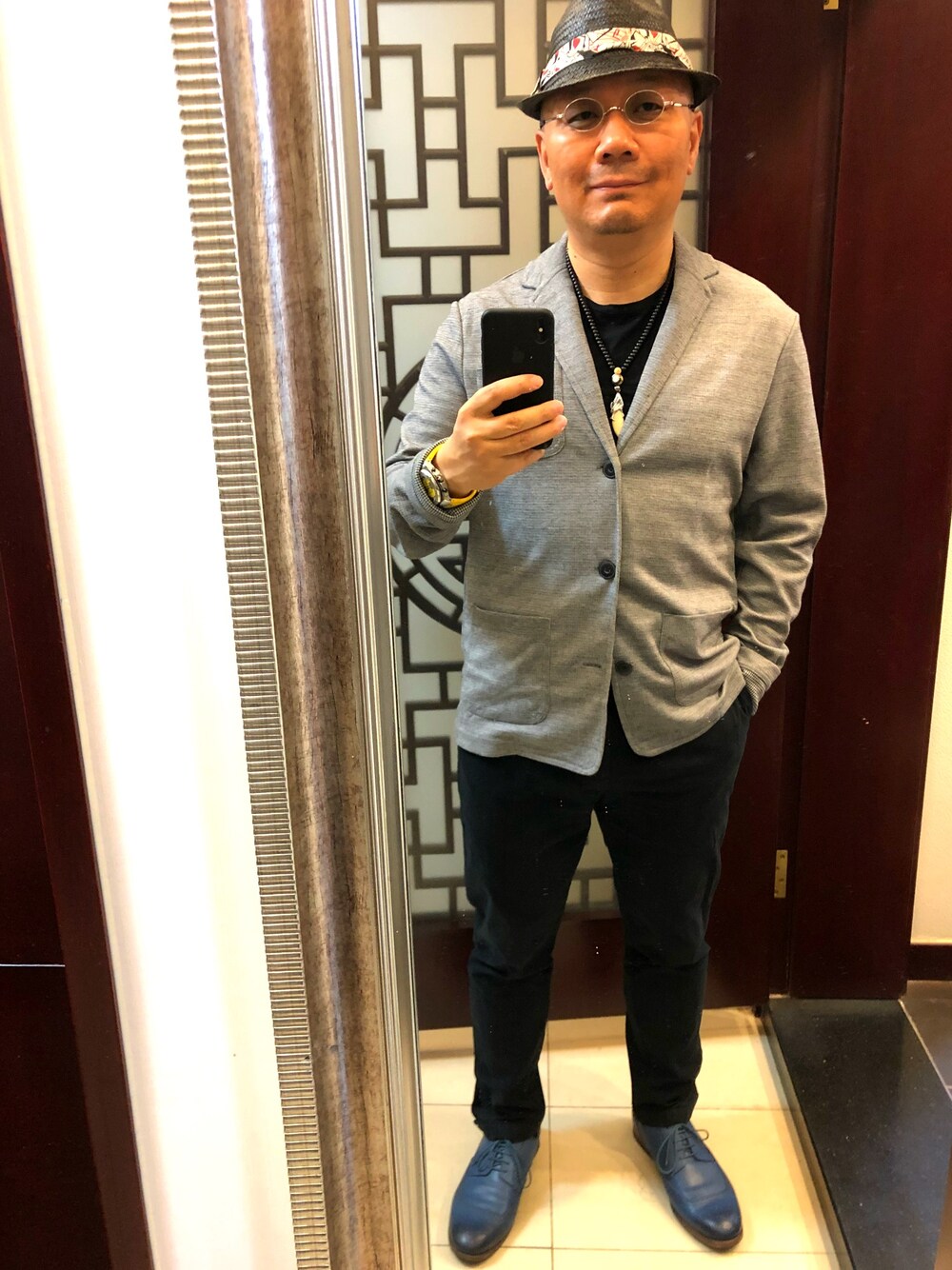 「ARMANI JEANSのアイテム（Tシャツ/カットソー、グレー系）」を使った、蘑菇東哥さん（メンズ・172cm）の夏コーディネートの1枚目の写真