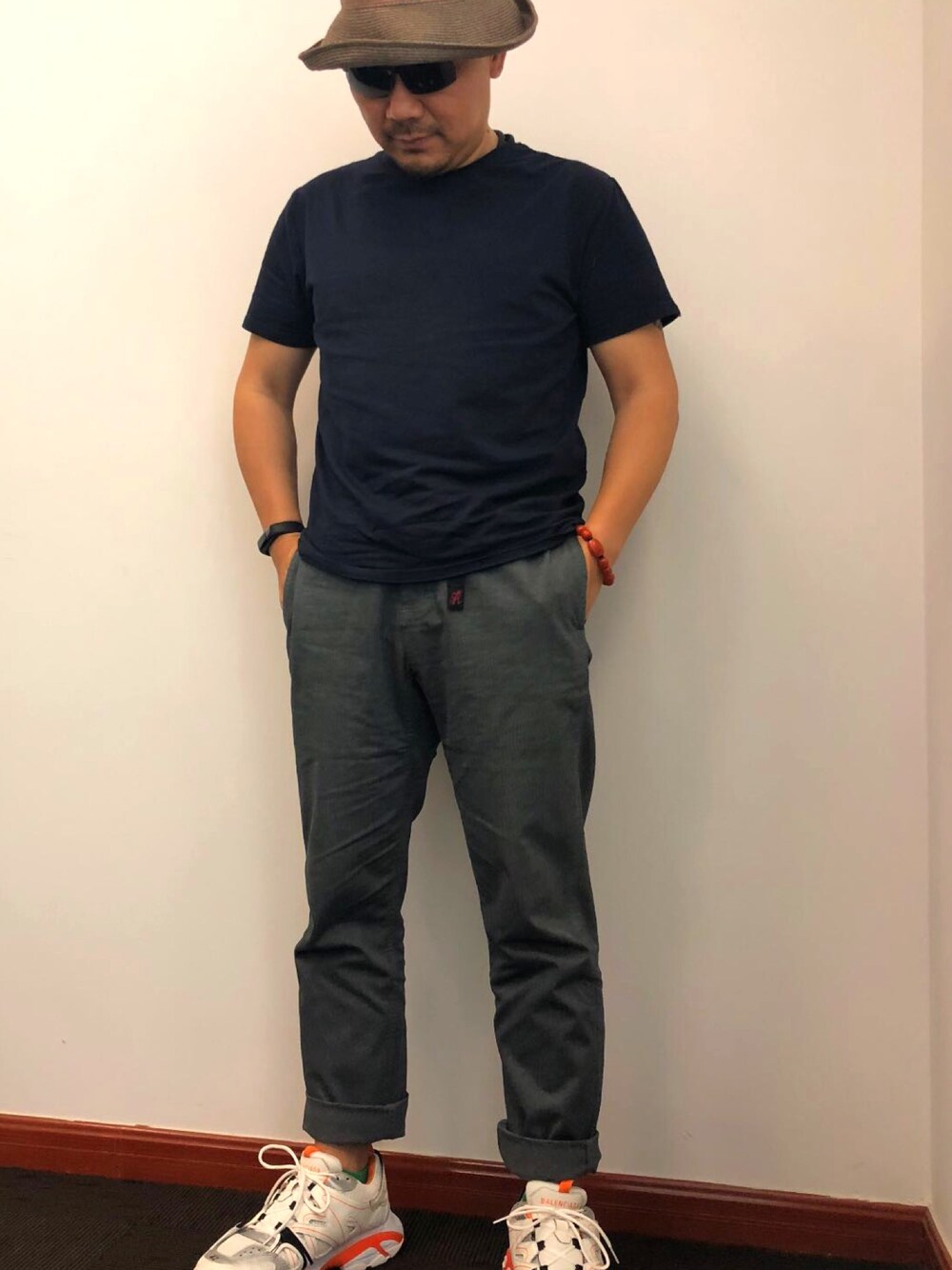 「CRISPIのアイテム（チノパンツ、グレー系）」を使った、蘑菇東哥さん（メンズ・172cm）の夏コーディネートの1枚目の写真