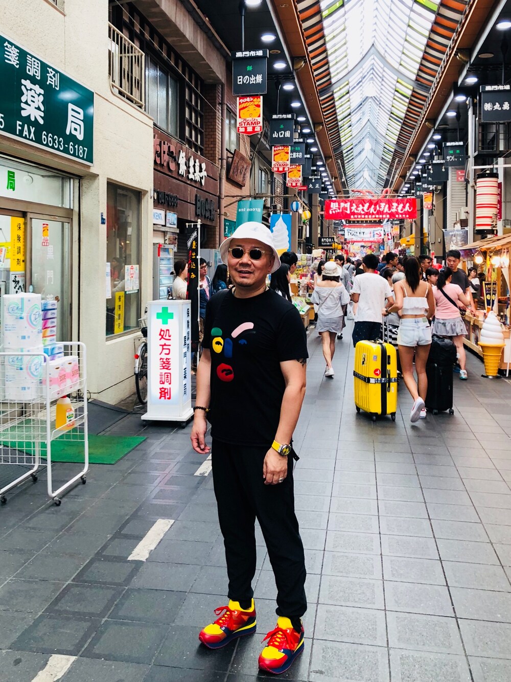 「FENDIのアイテム（Tシャツ/カットソー、ブラック系）」を使った、蘑菇東哥さん（メンズ・172cm）の秋コーディネートの1枚目の写真