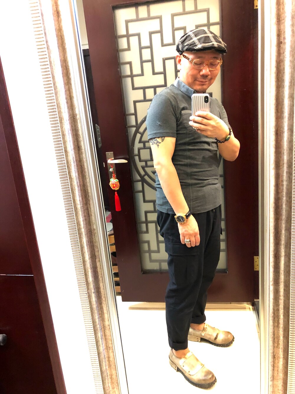 「MORABITOのアイテム（Tシャツ/カットソー、グレー系）」を使った、蘑菇東哥さん（メンズ・173cm）の秋コーディネートの1枚目の写真