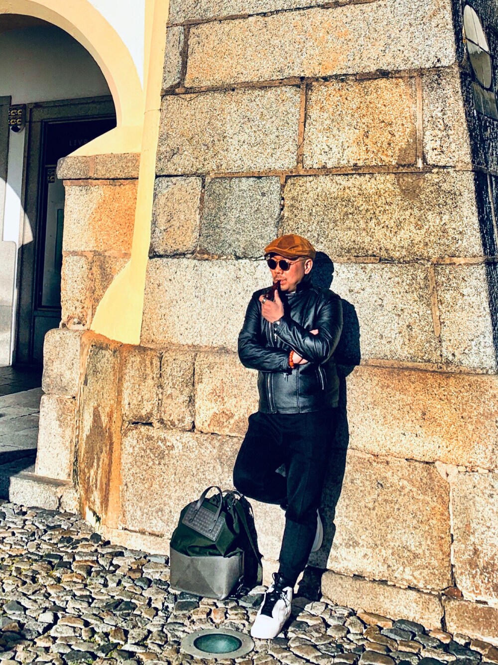 「HUGO BOSSのアイテム（ライダースジャケット、ブラック系）」を使った、蘑菇東哥さん（メンズ・173cm）の冬コーディネートの1枚目の写真