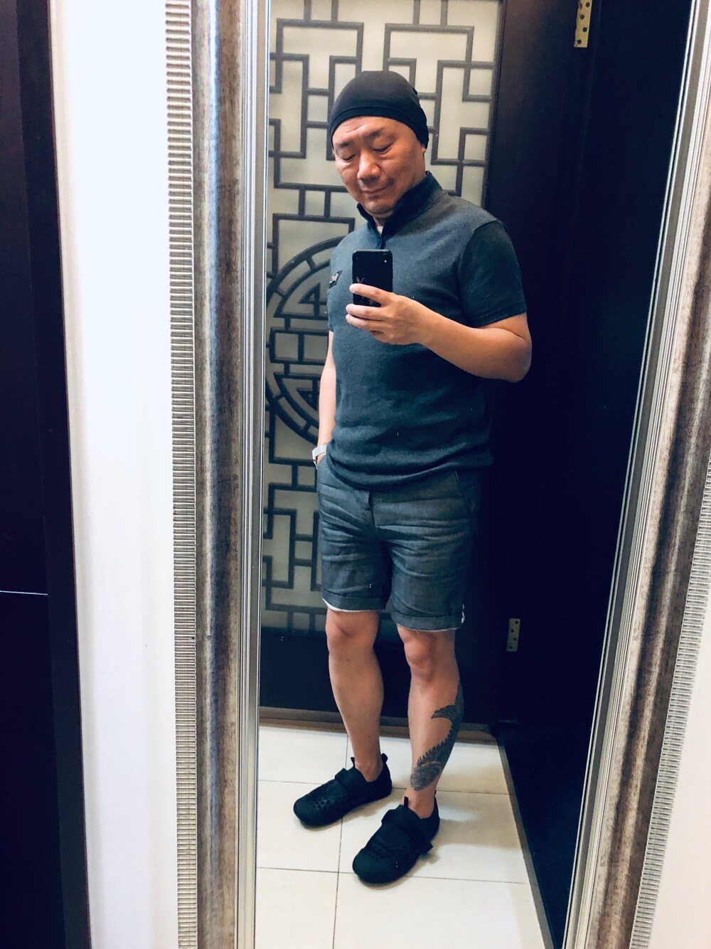 「PRADAのアイテム（スリッポン、ブラック系）」を使った、蘑菇東哥さん（メンズ・172cm）の夏コーディネートの1枚目の写真