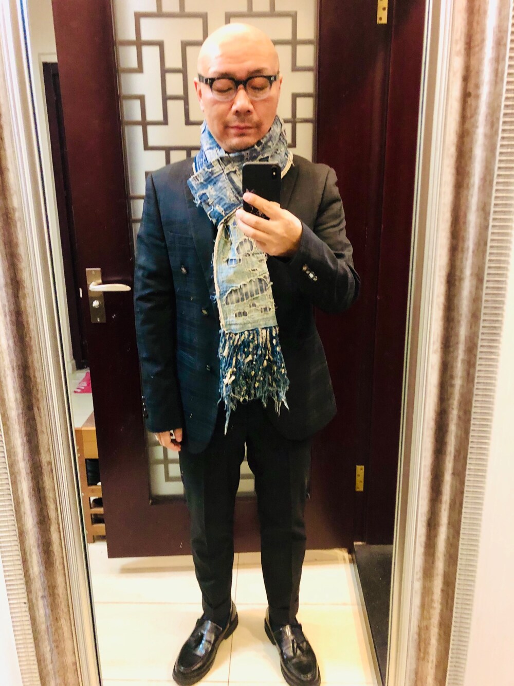 「BOROのアイテム（マフラー、ブルー系）」を使った、蘑菇東哥さん（メンズ・172cm）の秋コーディネートの1枚目の写真
