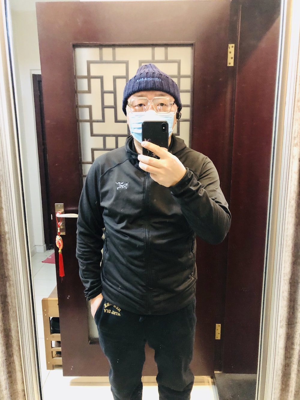 「UNDER ARMOURのアイテム（スウェット、ブラック系）」を使った、蘑菇東哥さん（メンズ・172cm）の冬コーディネートの1枚目の写真