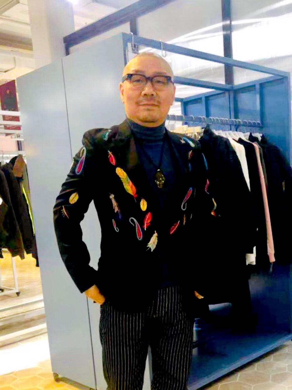 「DOLCE&GABBANAのアイテム（スーツジャケット、ブラック系）」を使った、蘑菇東哥さん（メンズ・172cm）の秋コーディネートの1枚目の写真