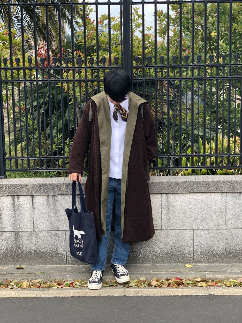 「CLANE、MAISON KITSUNE、スカーフ」｜「CLANEのアイテム（モッズコート、ブラウン系）」を使った、かいさん（メンズ・173cm）の夏コーディネートの1枚目の写真
