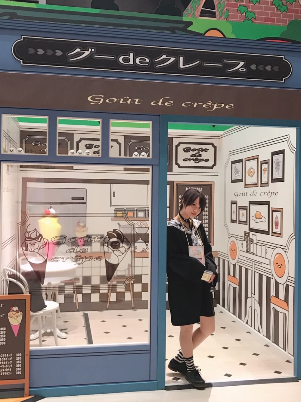 ブラック系のワンピース、ブラック系のソックス/靴下、ブラック系のアクセサリーを着用したレディースの春コーディネートの1枚目の写真