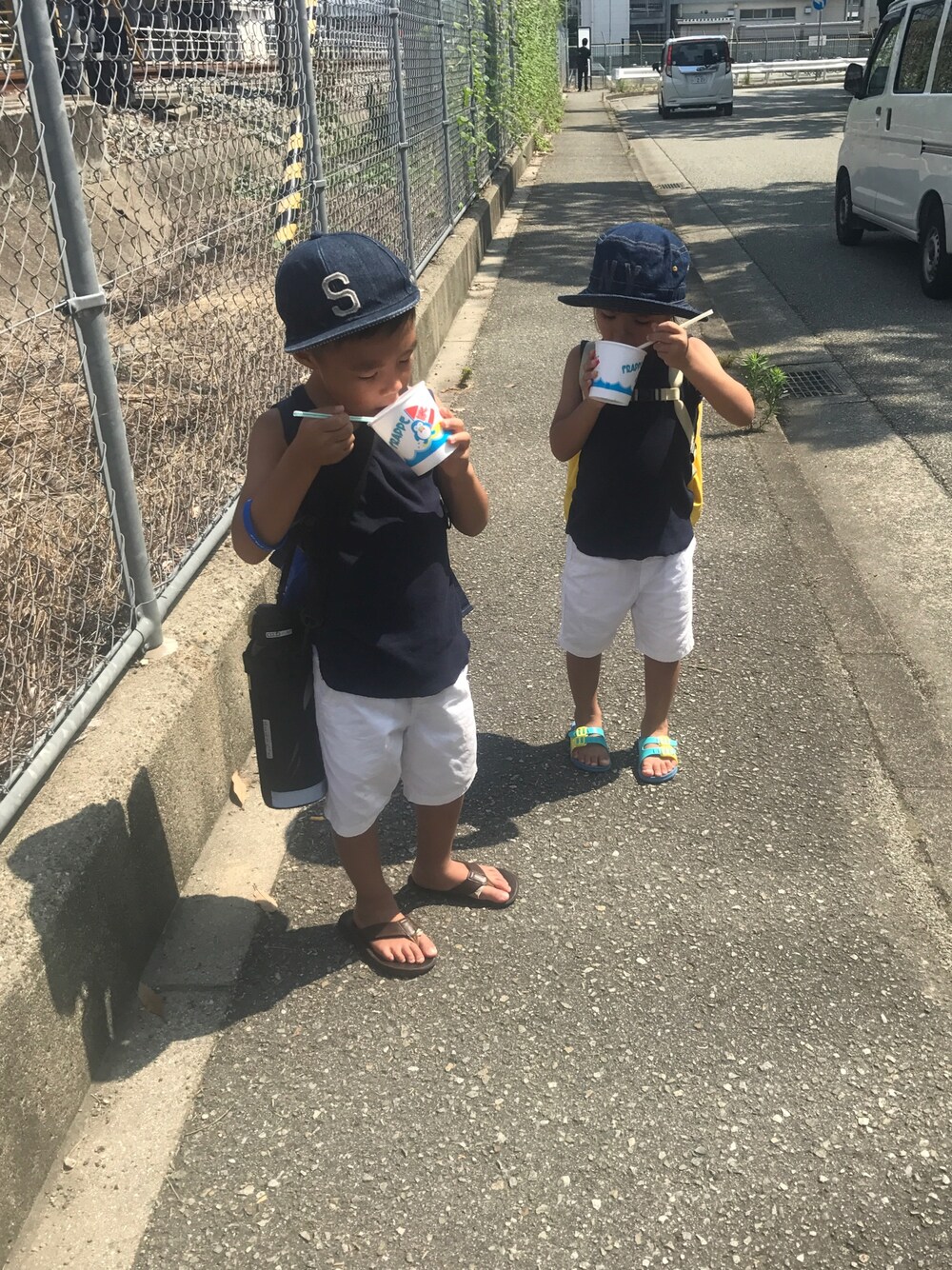 ブルー系のタンクトップ、ブルー系のキャップを着用したキッズの夏コーディネートの1枚目の写真