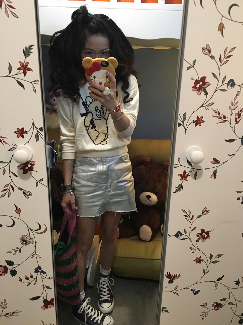 シルバー系のデニムスカート、ブルー系のスニーカーを着用したレディースの春コーディネートの1枚目の写真