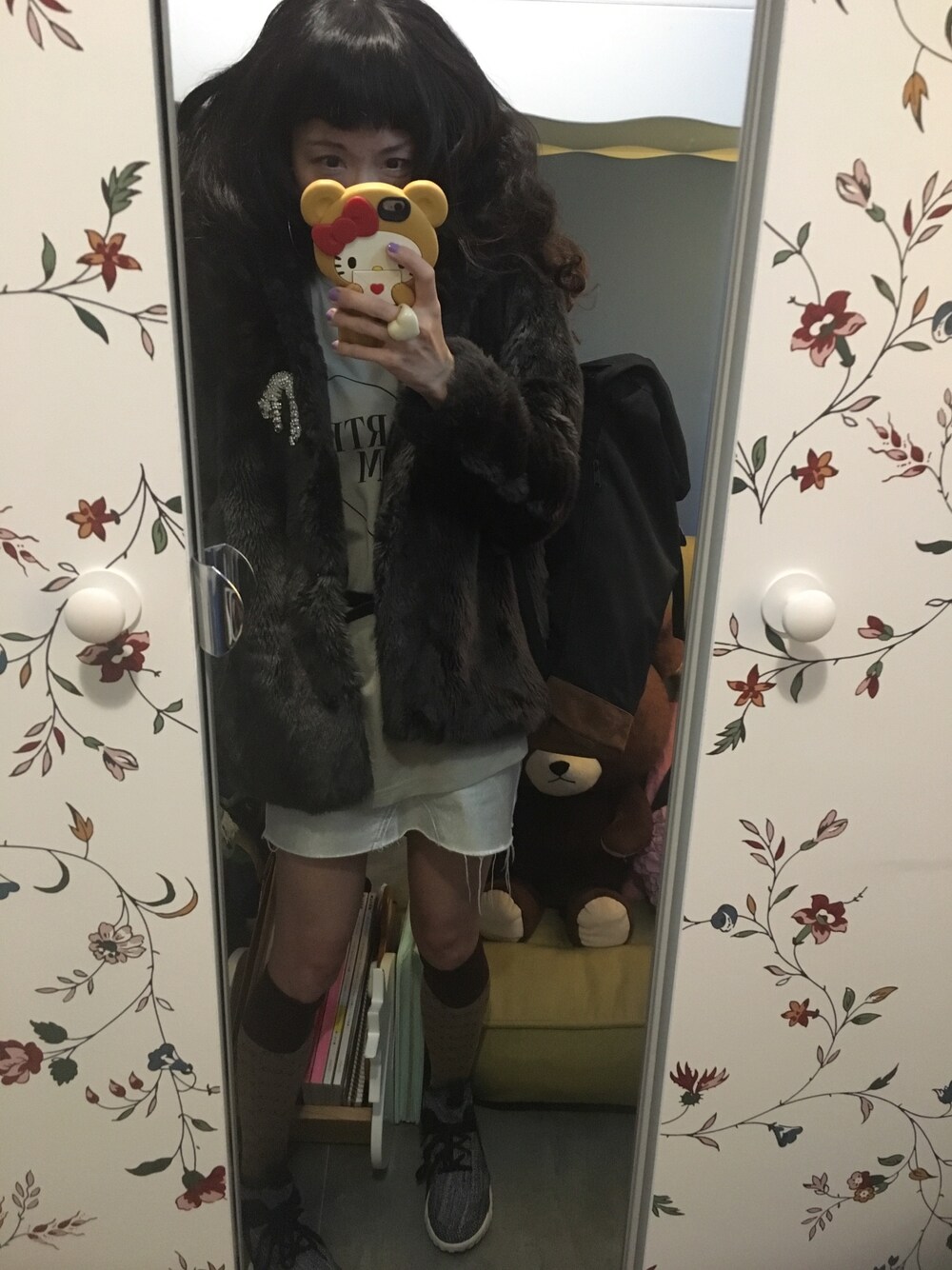 ブラック系のバックパック/リュック、シルバー系のデニムスカート、ブラック系のダッフルコートを着用したレディースの冬コーディネートの1枚目の写真