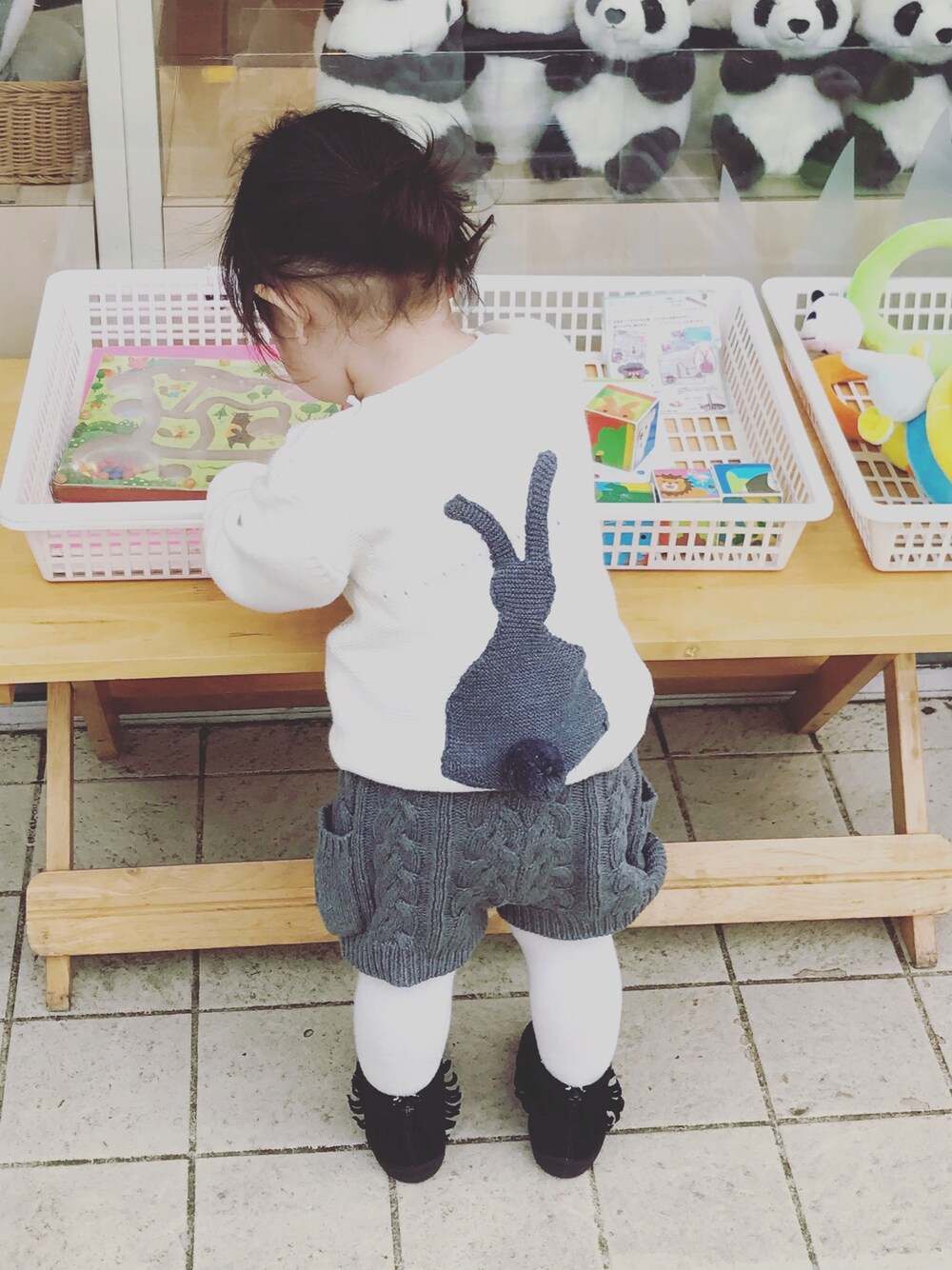 「キッズコーデ、プチプラ、おんなのこ、ニット、ニットパンツ、1歳10ヶ月、1歳、ベビーコーデ、キッズファッション」｜「西松屋のアイテム（ブーツ、ブラック系）」を使った、ricocoさん（キッズ・80cm）の冬コーディネートの1枚目の写真