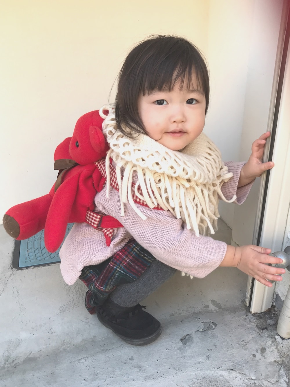 「キッズコーデ、kids、女の子、スヌード、フリンジ、1歳、ベビーコーデ、キッズファッション、1歳11ヶ月、オンザ眉毛」｜「韓国のアイテム（ストール/ショール、ホワイト系）」を使った、ricocoさん（キッズ・80cm）の冬コーディネートの1枚目の写真