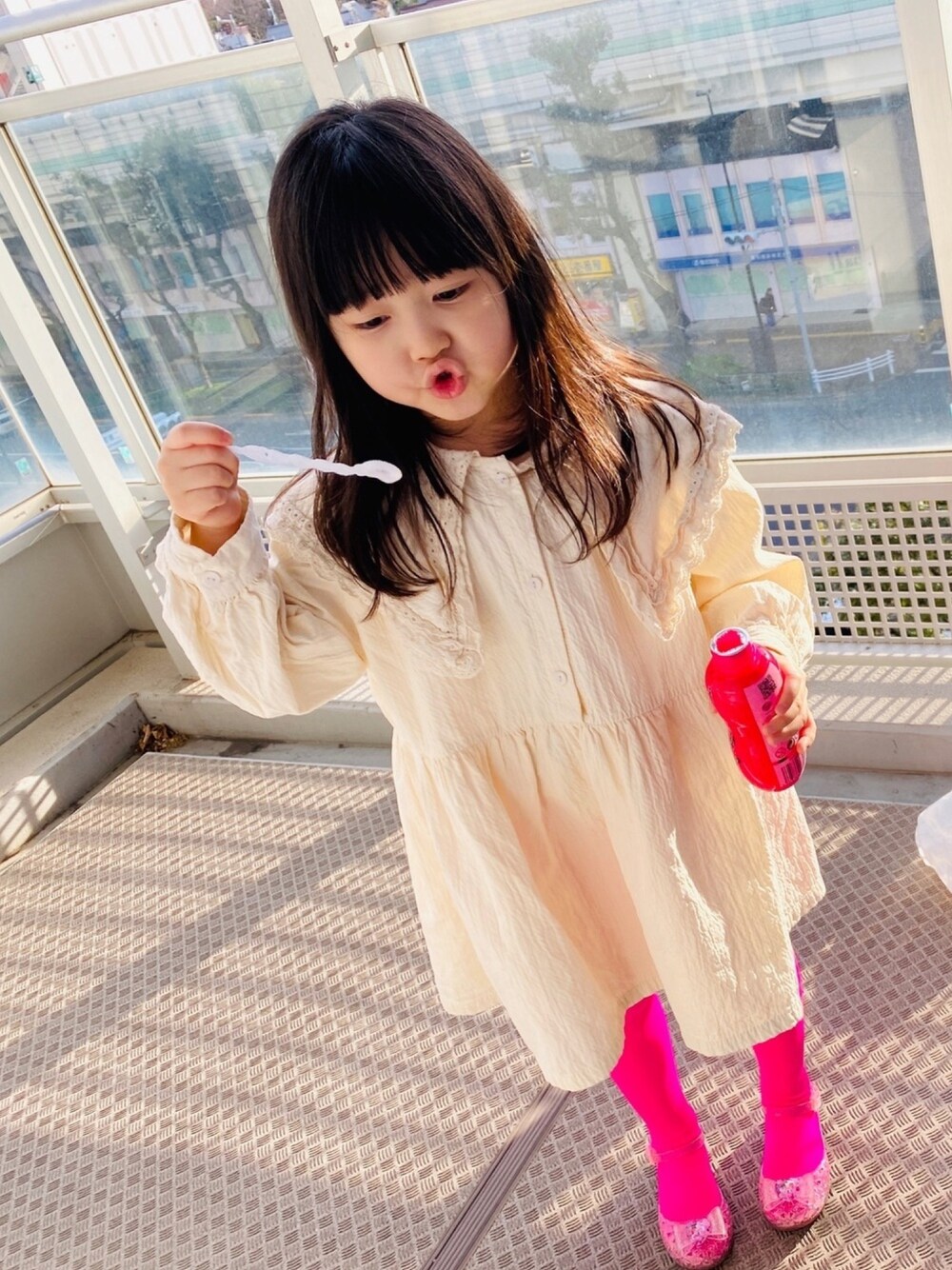 「キッズコーデ、5歳、5歳女の子、大きな襟、ショッキングピンク、プリンセスシューズ」｜「西松屋のアイテム（サンダル、ピンク系）」を使った、ricocoさん（キッズ・110cm）の春コーディネートの1枚目の写真