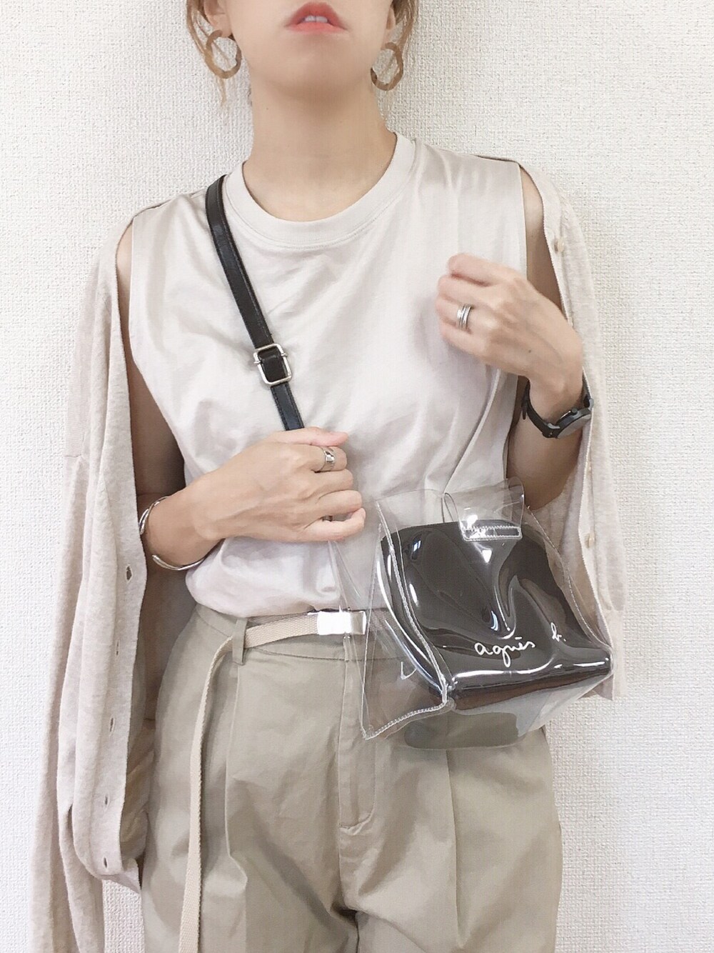 「シンプル、夏、着回しコーデ、大人カジュアル、ベージュ、ベージュコーデ、ワントーンコーデ、UNIQLO、アニエスベー、クリアバッグ」｜「agnes b.の【WEB限定】GO03-05 ロゴポーチ（ポーチ、ブラック系）」を使った、hanicoさん（レディース・155cm）の夏コーディネートの1枚目の写真