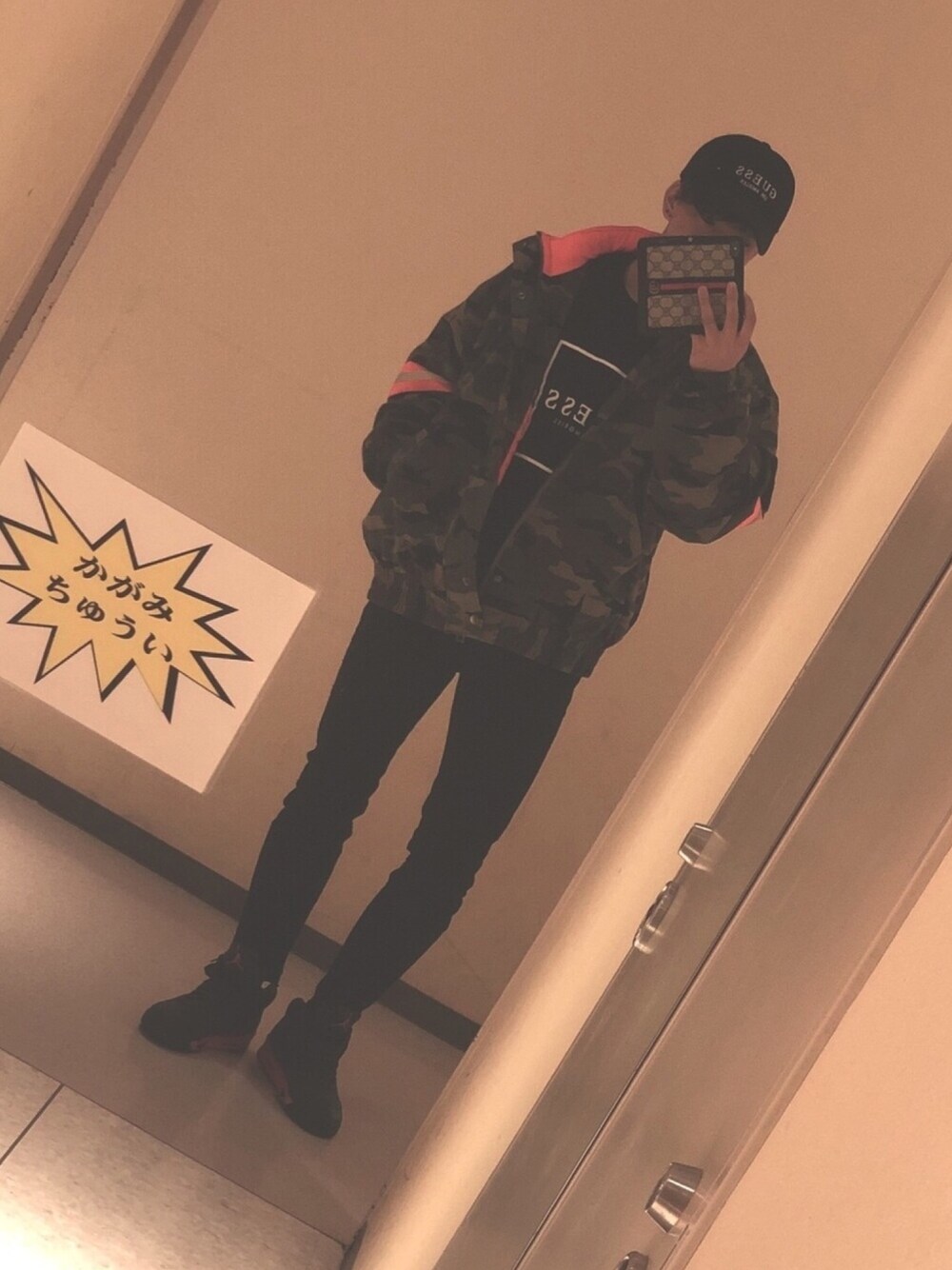 「カジュアルコーデ、ストリート、GUESS los angeles、guess、カモフラ、鏡に注意」｜「GuessのBOX LOGO CREW SWEAT（スウェット、ブラック系）」を使った、てぃーくみパイセンさん（メンズ・174cm）の冬コーディネートの1枚目の写真
