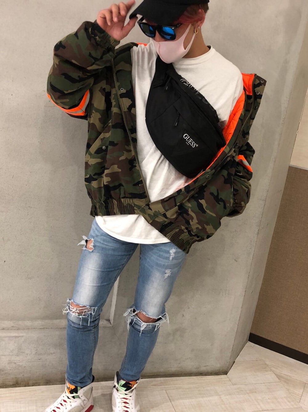「guess、LEGENDA、かっこいい、かねち」｜「Guessのアイテム（キャップ、ブラック系）」を使った、てぃーくみパイセンさん（メンズ・174cm）の冬コーディネートの1枚目の写真