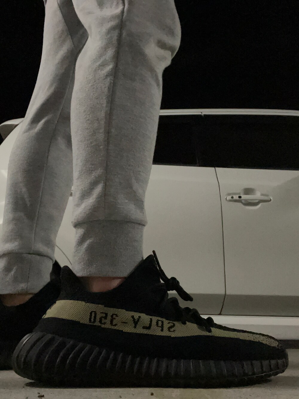 「yeezyboost350V2、olive、イージーブースト350V2、イージー」｜「adidas Originalsのアイテム（スニーカー、ブラック系）」を使った、てぃーくみパイセンさん（メンズ・174cm）の春コーディネートの1枚目の写真