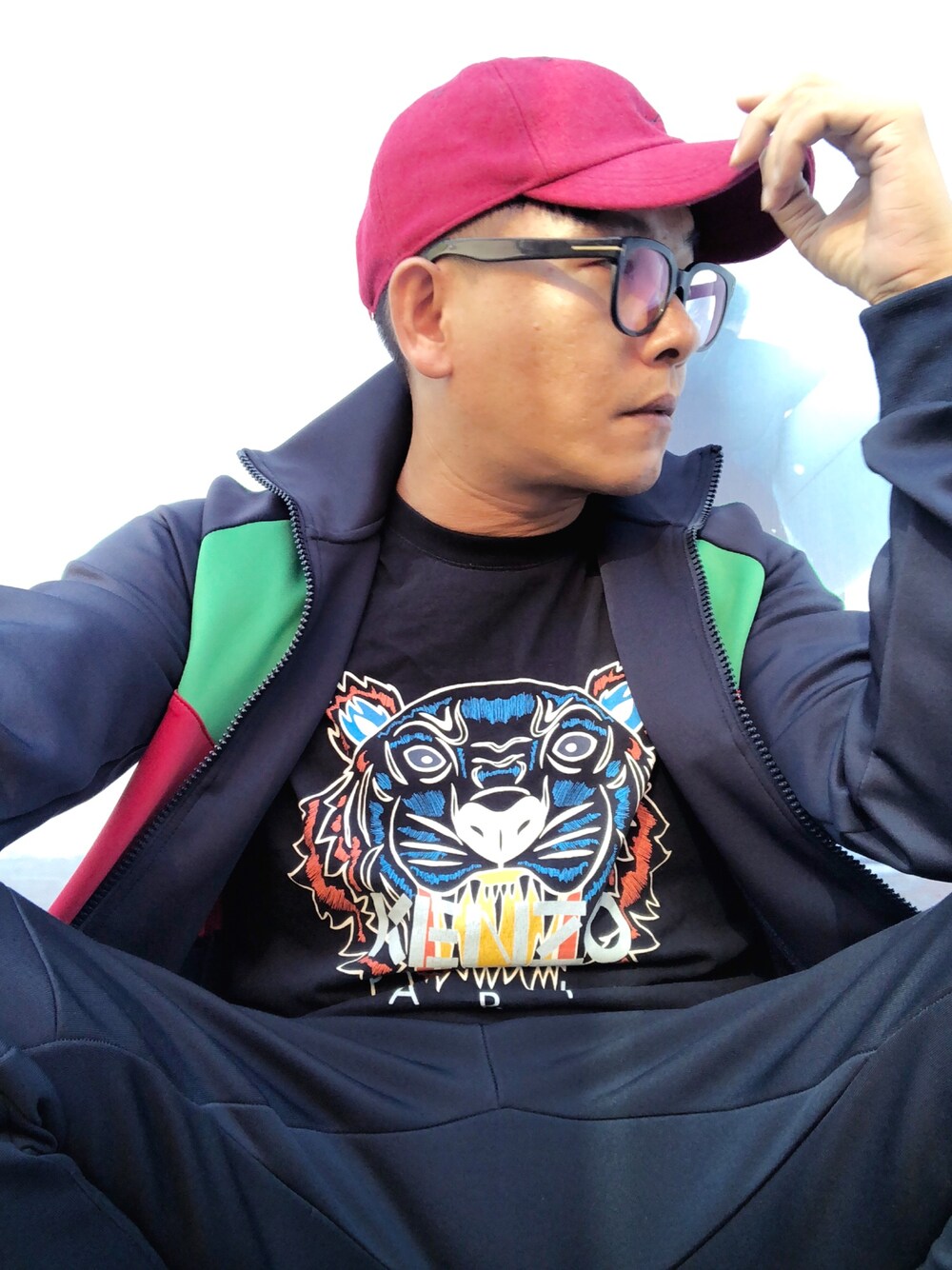 「秋」｜「KENZOのアイテム（Tシャツ/カットソー、ブラック系）」を使った、Jeffreyさん（メンズ・173cm）の秋コーディネートの1枚目の写真