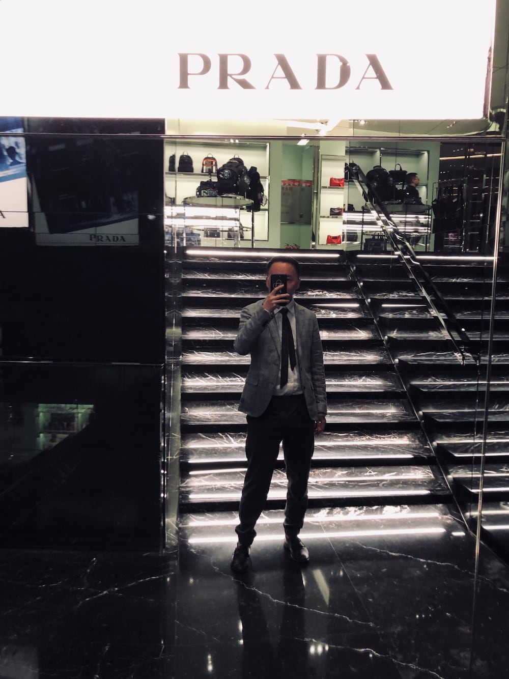 「off white、office style」｜「SCOTCH & SODAのアイテム（テーラードジャケット、グレー系）」を使った、陈小东 Polly.Cさん（メンズ・170cm）の秋コーディネートの1枚目の写真