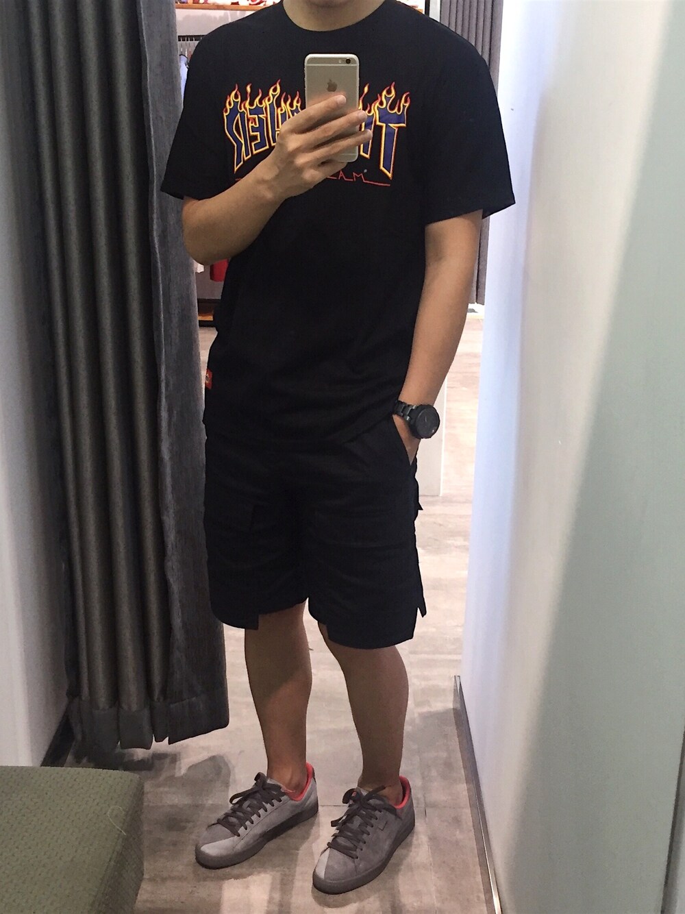 「CASIOのアイテム（アナログ腕時計、ブラック系）」を使った、后生国泽个さん（メンズ・174cm）の夏コーディネートの1枚目の写真