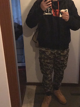 「iT（イット）のアイテム（パンツ）」を使った、年年さん（メンズ・185cm）の冬コーディネート