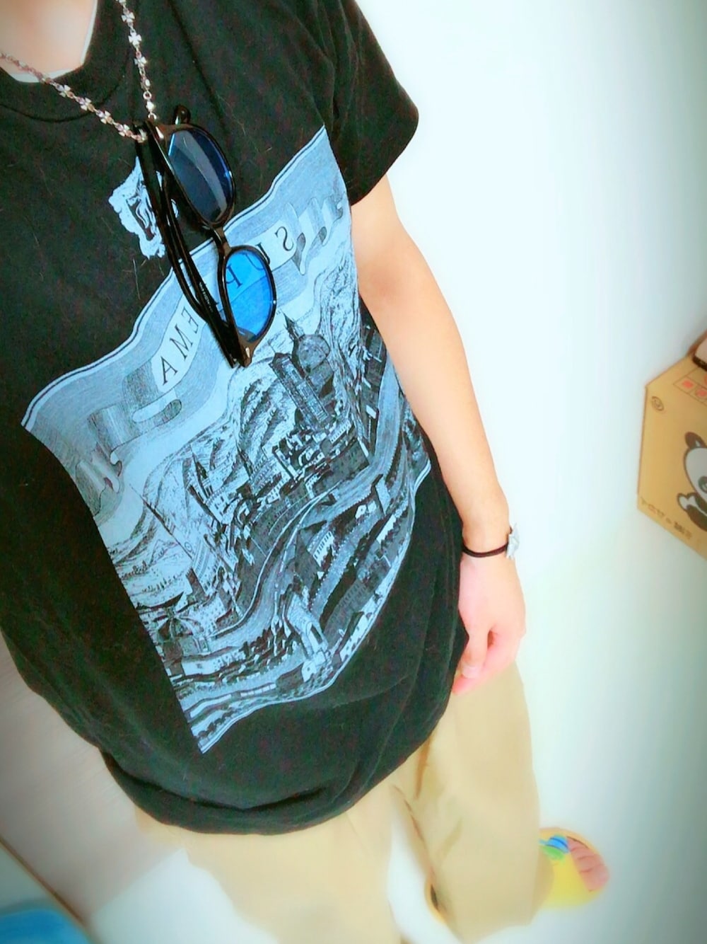 「夏、supreme、ワイドパンツ、スリッパスタイル、休日スタイル、Tシャツ」｜「L.H.PのRaffins/ラフィンズ/Sunglasses（サングラス、ピンク系）」を使った、K-ISDさん（メンズ・172cm）の夏コーディネートの1枚目の写真