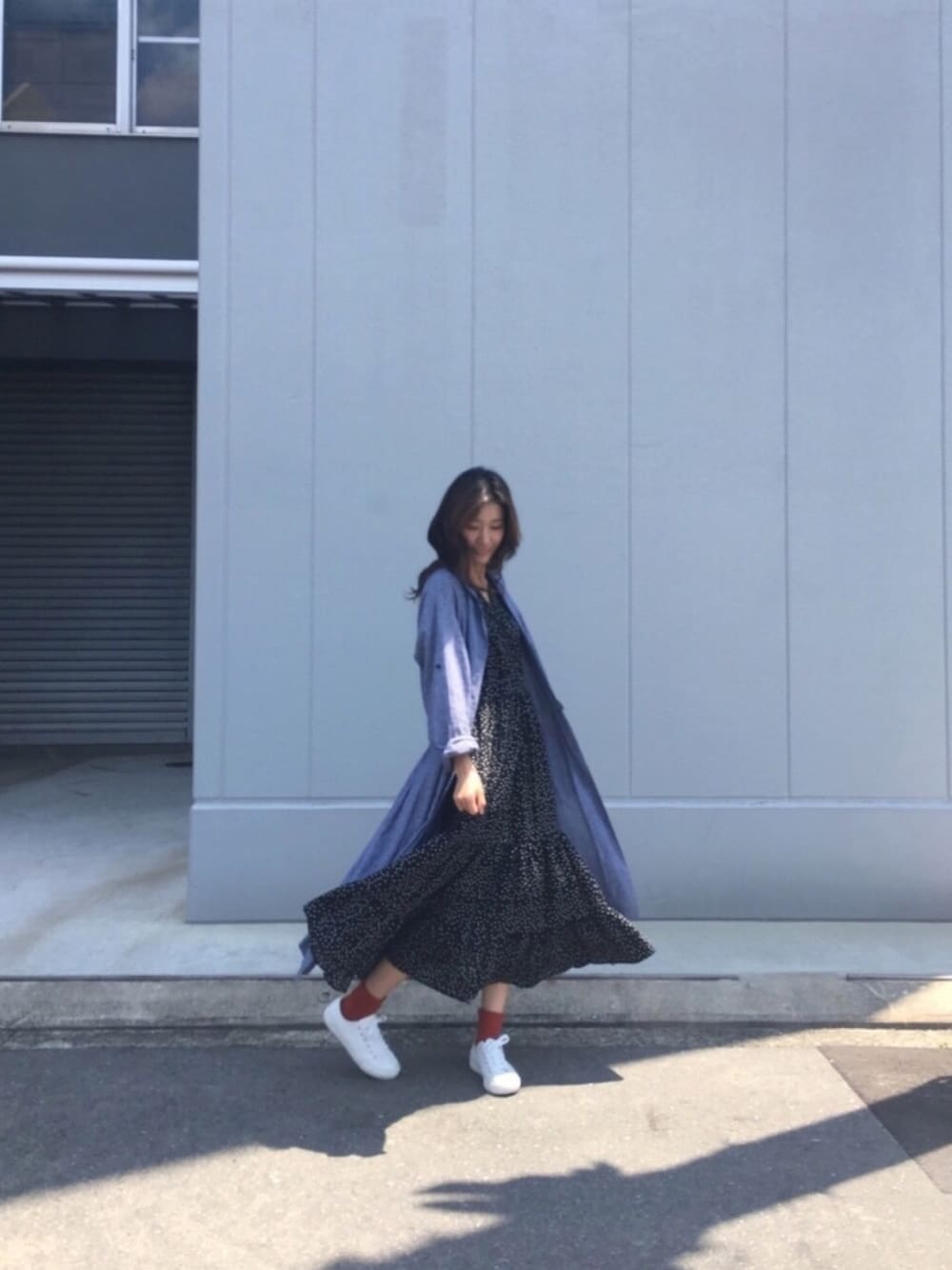 「韓国ファッション、11am、ドット、ワンピース、休日コーデ、ドットワンピース、シンプル、シンプルコーデ、ゆるコーデ、ユニクロ」｜「UNIQLOのアイテム（シャツ/ブラウス、ブルー系）」を使った、nono🌹さん（レディース・161cm）の春コーディネートの1枚目の写真