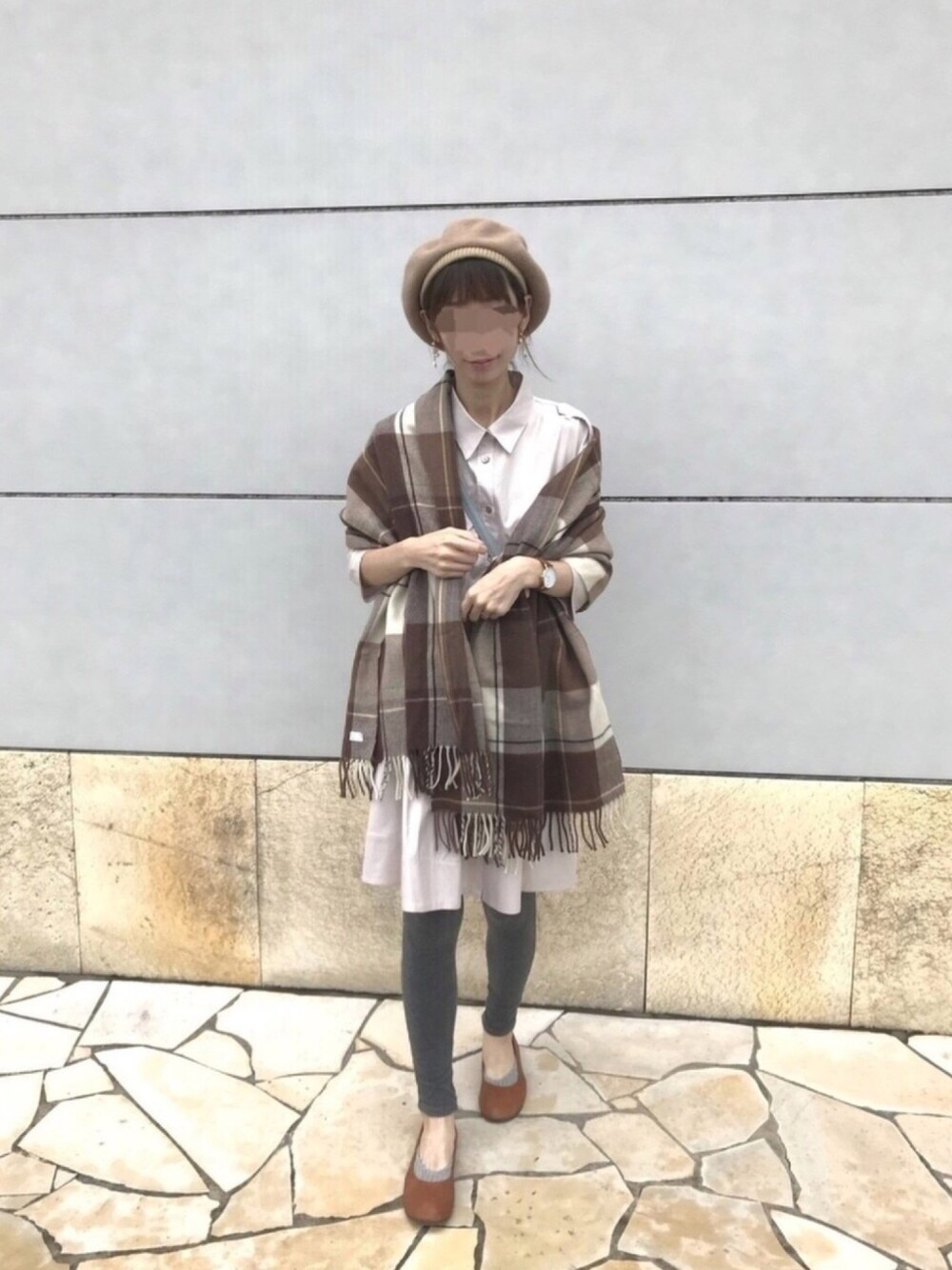 ベージュ系のワンピース、グレー系のショルダーバッグ、ベージュ系のハンチング/ベレー帽を着用したレディースの秋コーディネートの1枚目の写真