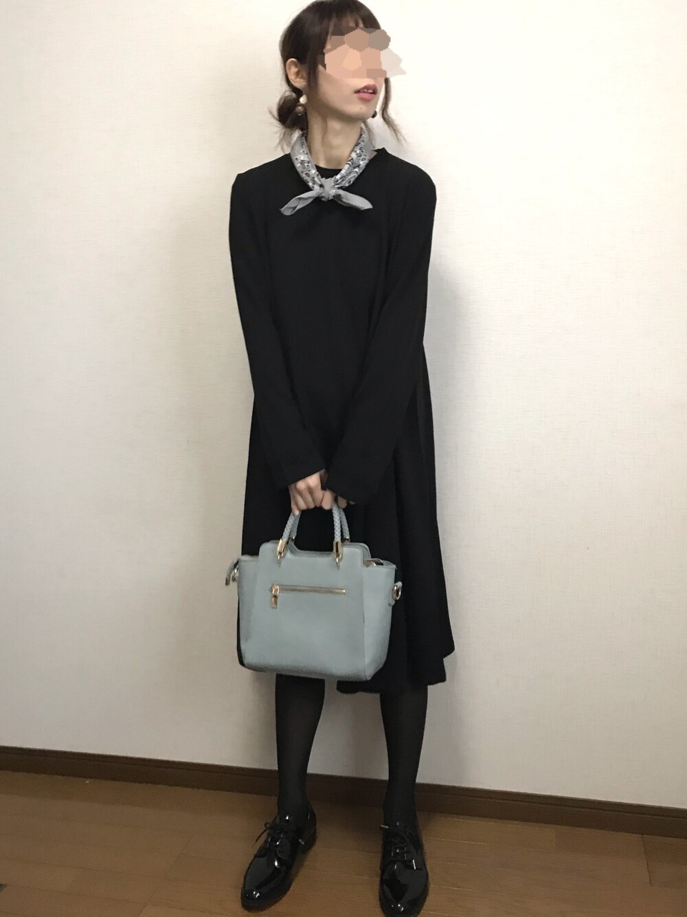 「ワンピース、Aラインワンピース、バンダナ、ドレスシューズ、coca、GLOBAL WORK、Another Edition、キレイめ」｜「merci.mのアイテム（イヤリング、その他）」を使った、Lilychouchouさん（レディース・163cm）の冬コーディネートの1枚目の写真