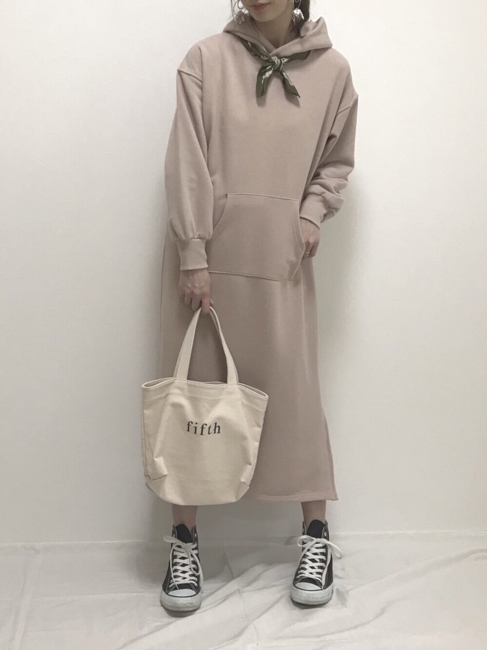 「スカーフアレンジ、スカーフ、パーカーワンピース、ハイカットスニーカー、converse、トートバッグ、natural couture、春コーデ、earth music&ecology、平成最後のWEARISTAセンバツ」｜「@handmade_y_0130のアイテム（イヤリング、シルバー系）」を使った、Lilychouchouさん（レディース・163cm）の春コーディネートの1枚目の写真