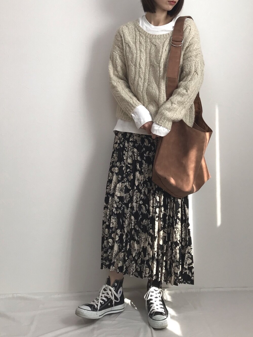 「ニット、プリーツスカート、花柄、レイヤードスタイル、ハイカットスニーカー、ショルダーバッグ、converse、titivate、JEANASiS、UNIQLO」｜「JEANASISのベージュニット（ニット/セーター、ベージュ系）」を使った、Lilychouchouさん（レディース・163cm）の秋コーディネートの1枚目の写真