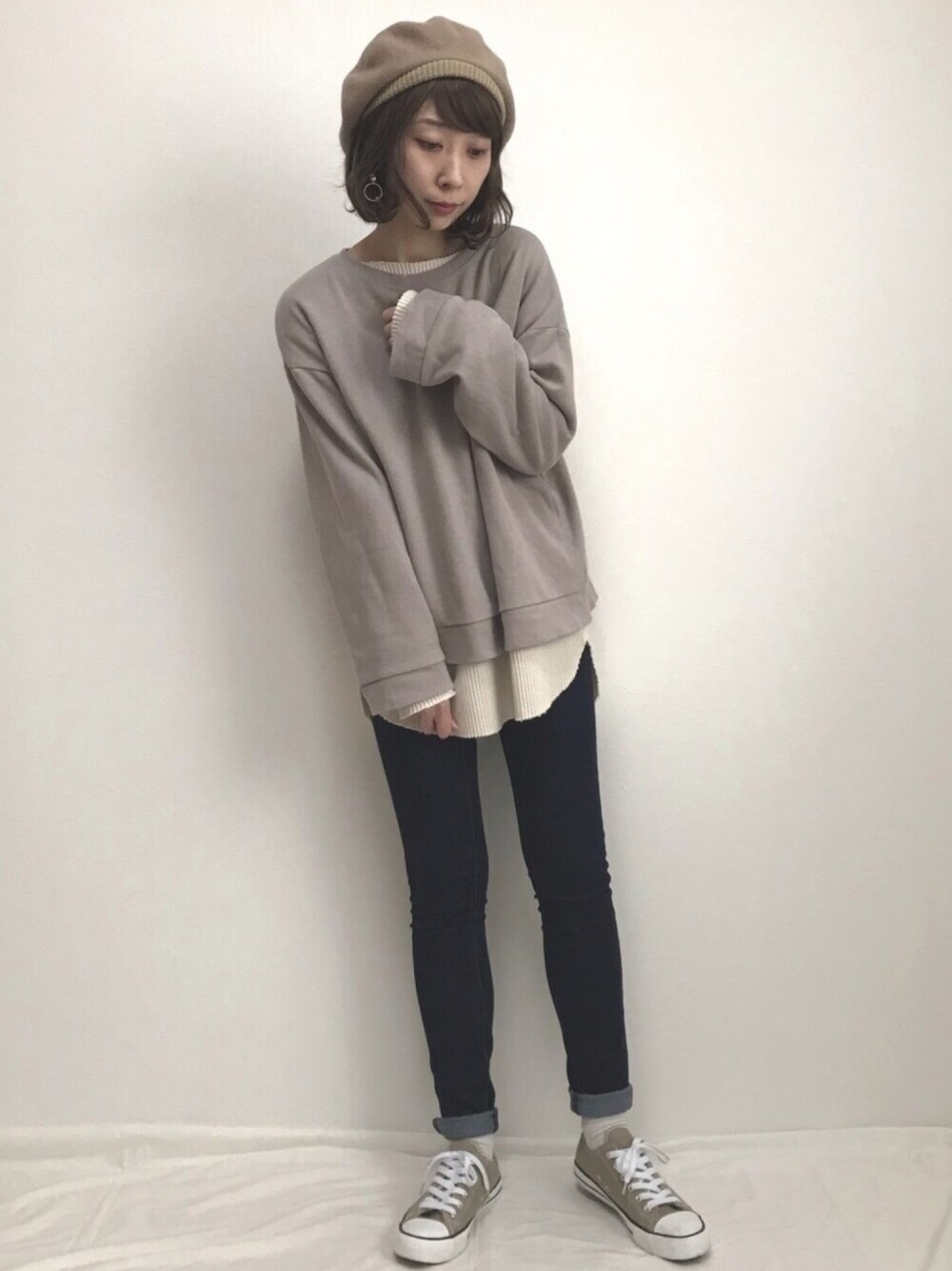 「ウィッグ、ベレー帽、スウエット、レイヤードスタイル、スキニーデニム、GU、lineastoria、しまむら、ワッフル、サーマル」｜「GLOBAL WORKの【抗菌・防臭】ウールベレー/762582（ハンチング/ベレー帽、ベージュ系）」を使った、Lilychouchouさん（レディース・163cm）の冬コーディネートの1枚目の写真