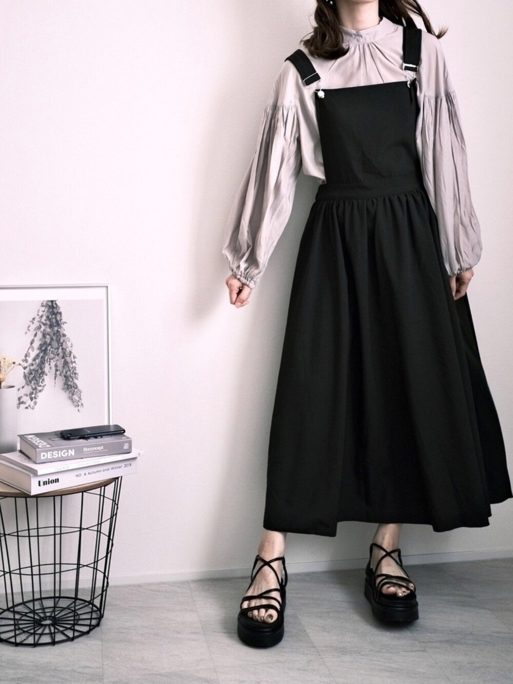 「ボリューム袖、サロペットスカート、サンダル、sakishimatokyo、byあしながおじさん、byあしながおじさんの靴、足が痛くならない靴、PR、春夏コーデ、厚底サンダル」｜「sakishimatokyoの【ZOZO限定】サキシマamp「バルーンデザインブラウス」（シャツ/ブラウス、グレー系）」を使った、Lilychouchouさん（レディース・163cm）の春コーディネートの1枚目の写真