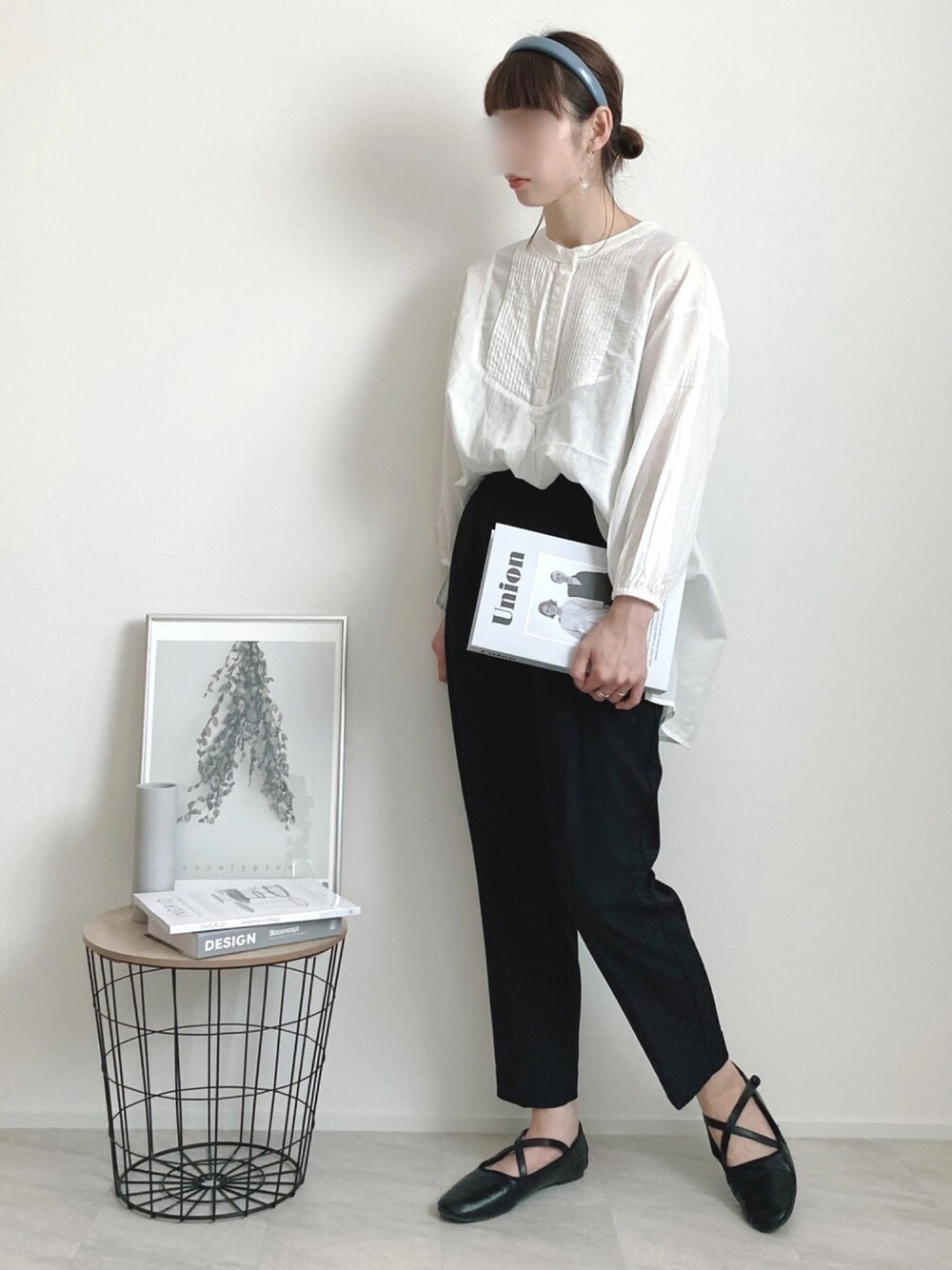 ホワイト系のシャツ/ブラウス、ブラック系のその他パンツ、ブラック系のその他シューズを着用したレディースの夏コーディネートの1枚目の写真