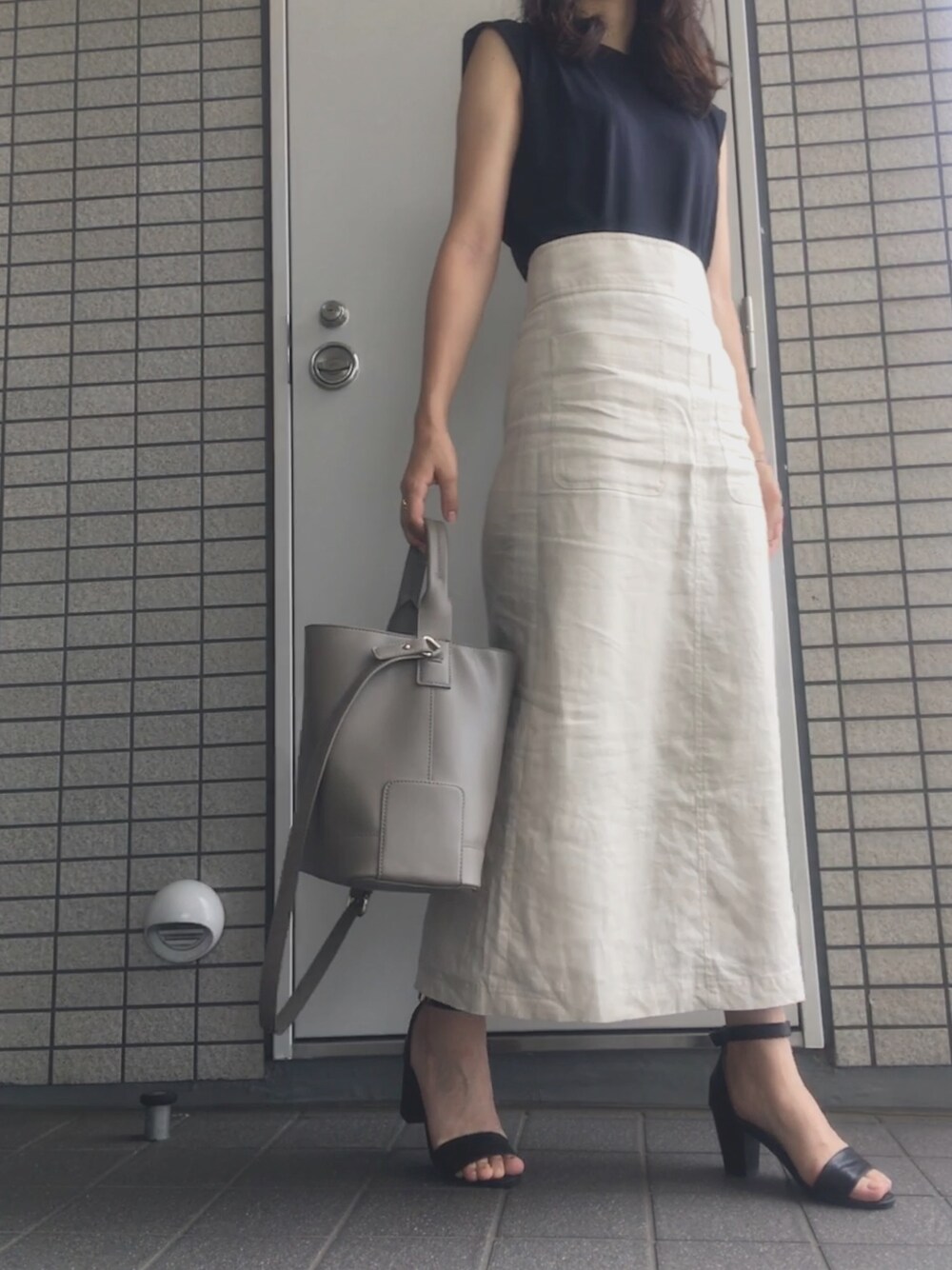 「summer、casual、skirt、sandals、夏コーデ、きれいめカジュアル、リネン」｜「AZUL by moussyのフレンチスリーブR/Nプルオーバー（Tシャツ/カットソー、ブラック系）」を使った、RMさん（レディース・157cm）の夏コーディネートの1枚目の写真