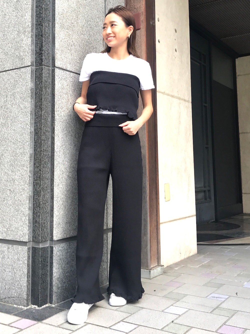 「シンプルコーデ、カジュアル、ニット、ビスチェ、ニットパンツ、セットアップ、スニーカー、studiouscity」｜「STUDIOUS CITYのニットビスチェ（ニット/セーター、ブラック系）」を使った、Tomomi Watanabeさん（レディース・150cm）の夏コーディネートの1枚目の写真