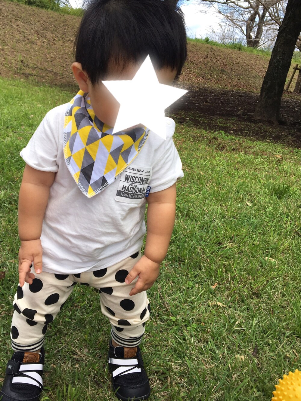 「ボール大好き、公園スタイル、シンプルコーデ、北欧柄」｜「不明のアイテム（Tシャツ/カットソー、ホワイト系）」を使った、BBさん（キッズ・80cm）の秋コーディネートの1枚目の写真