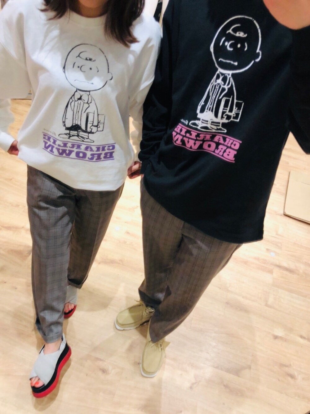 「ジュンレッド(JUNRed)、ジュンレッド、カジュアルコーデ、おそろいコーデ、カップルコーデ、ピーナッツ、スヌーピー、チェックパンツ」｜「JUNREDのPEANUTSチャーリー・ブラウン別注ロンT（Tシャツ/カットソー、ホワイト系）」を使った、tomoさん（レディース・152cm）の春コーディネートの1枚目の写真