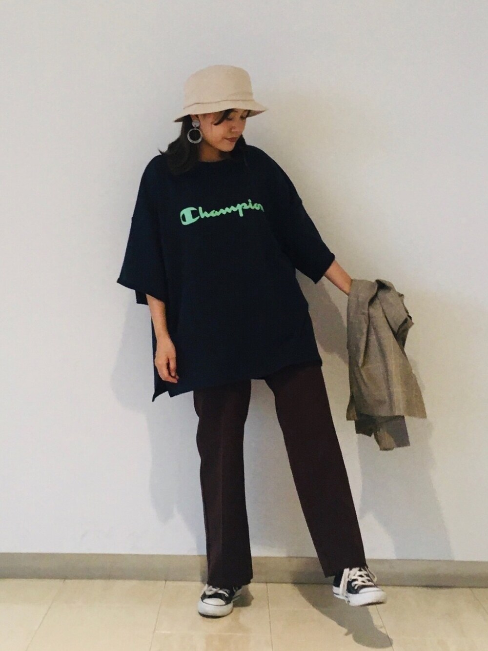 「ジュンレッド、Junred、オトナカジュアル、チェックシャツ、チャンピオン、Champion、バケットハット、セールで買いました、ストリート、メンズライク」｜「JUNREDのプレーンバケットハット（ハット、ベージュ系）」を使った、tomoさん（レディース・152cm）の夏コーディネートの1枚目の写真