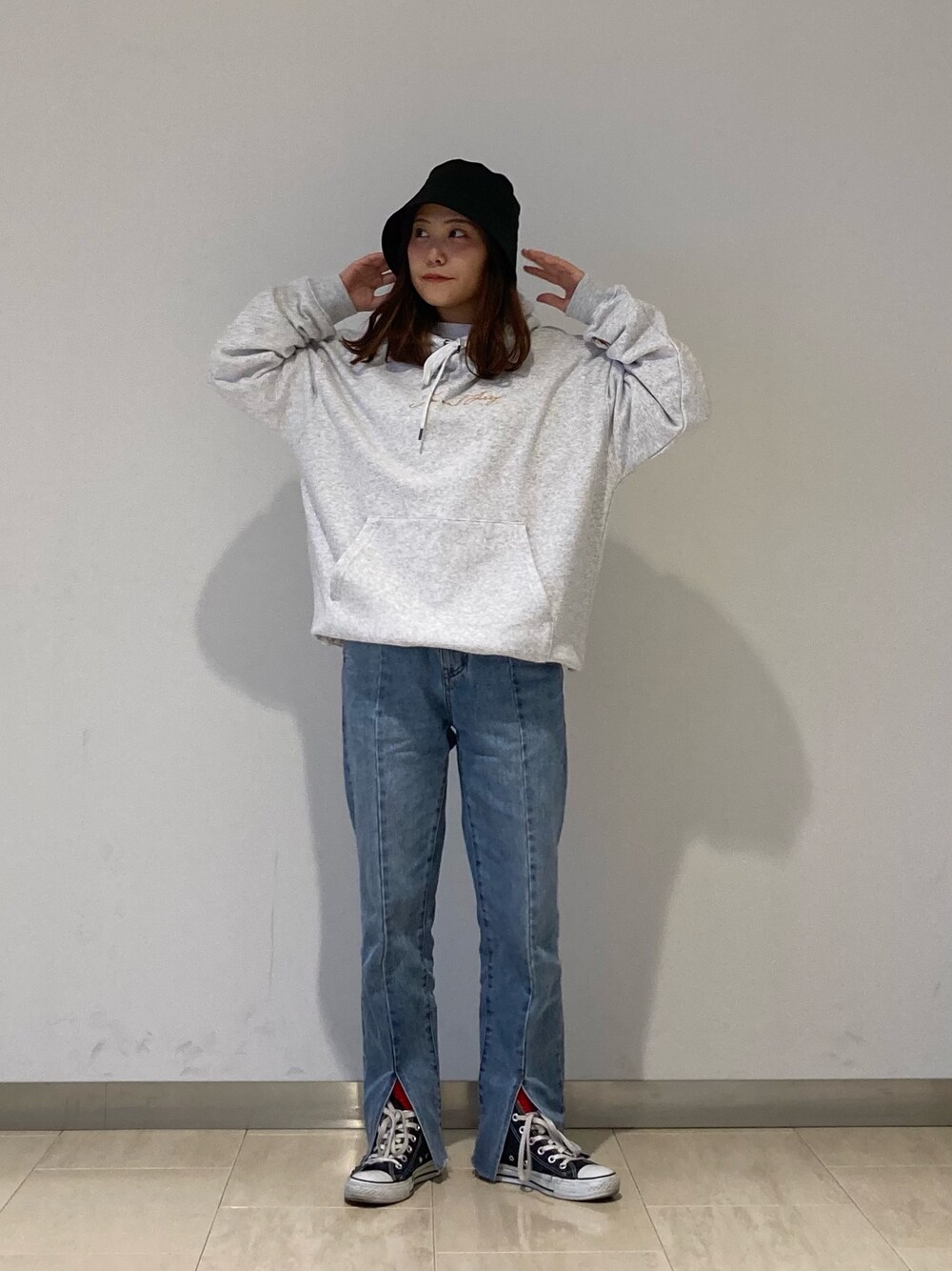 「オトナカジュアル、シンプルコーデ、冬、オトナ女子、ラクチンコーデ、Junred、ジュンレッド(JUNRed)、バケットハット、デニムパンツ、トムジェリ」｜「INFIELDER DESIGNのINFIELDER BS ダウンハット（ハット、ブラック系）」を使った、tomoさん（レディース・152cm）の冬コーディネートの1枚目の写真