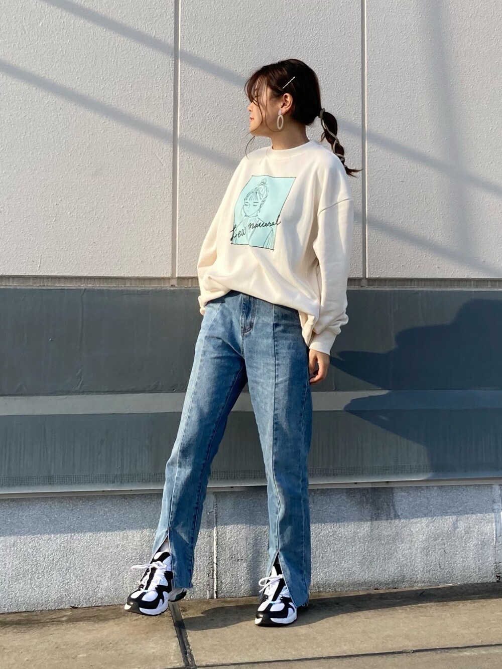 「淡色コーデ、オトナカジュアル、オーバーサイズ、Junred、ジュンレッド(JUNRed)、ootd、春コーデ、デニムパンツ、スニーカーコーデ」｜「JUNREDのグラフィックスウェットモックネック（スウェット、ホワイト系）」を使った、tomoさん（レディース・152cm）の冬コーディネートの1枚目の写真