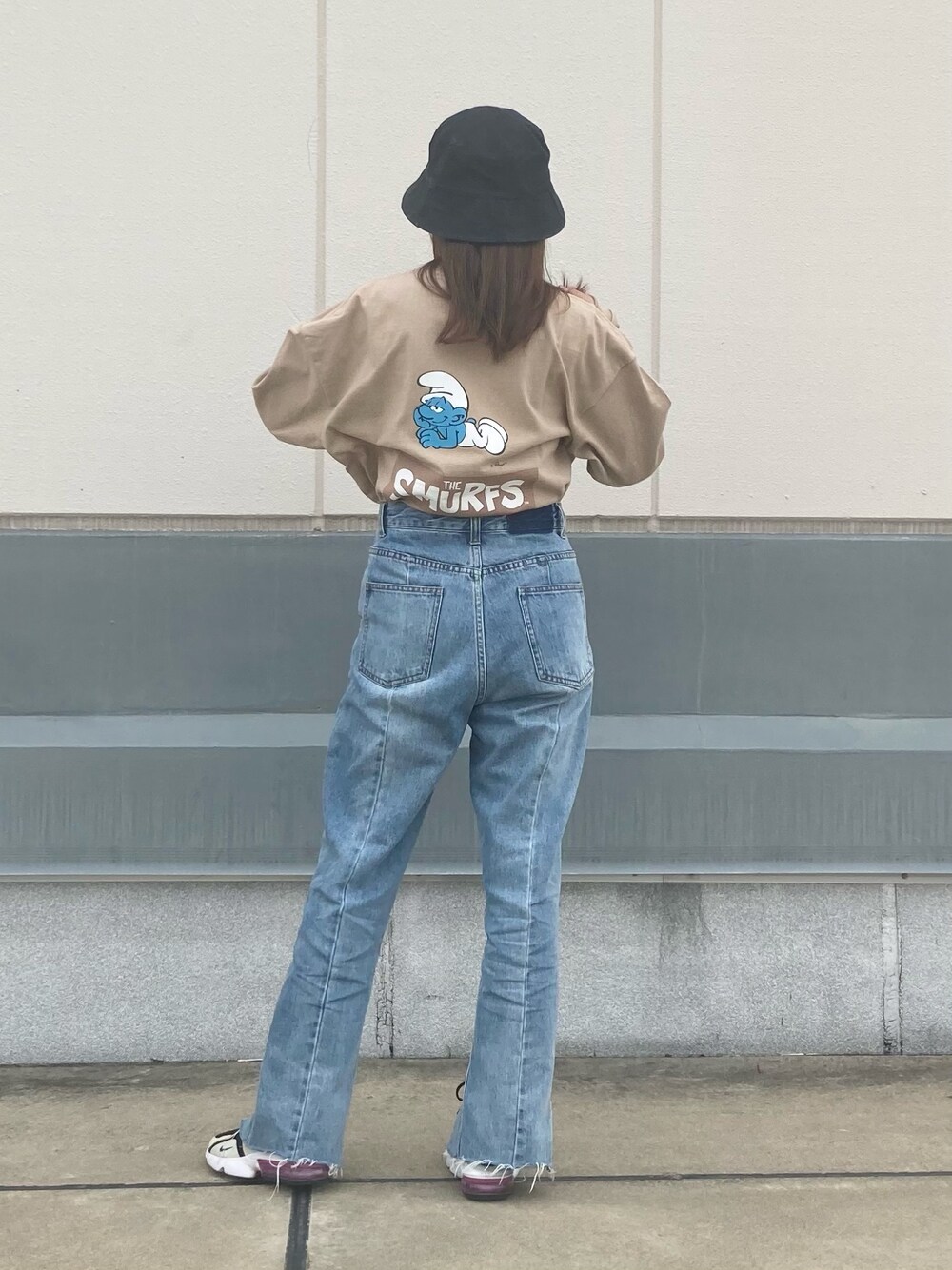 「シンプルコーデ、大人カジュアル、パンツスタイル、スマーフ、SMURFS、ロンT、春コーデ、デニム、Junred、ジュンレッド(JUNRed)」｜「JUNREDのバケットハット（ハット、ブラック系）」を使った、tomoさん（レディース・152cm）の春コーディネートの1枚目の写真