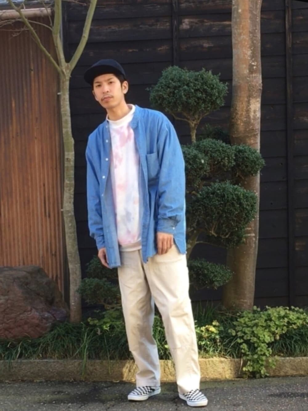 「パステル映える春、パステルカラー、春コーデ、ラフ、シャツスタイル、ノーカラーシャツ、デニムシャツ、白パンツ、UNIQLO」｜「markaのショップ別注（キャップ、ブラック系）」を使った、osaboさん（メンズ・181cm）の春コーディネートの1枚目の写真