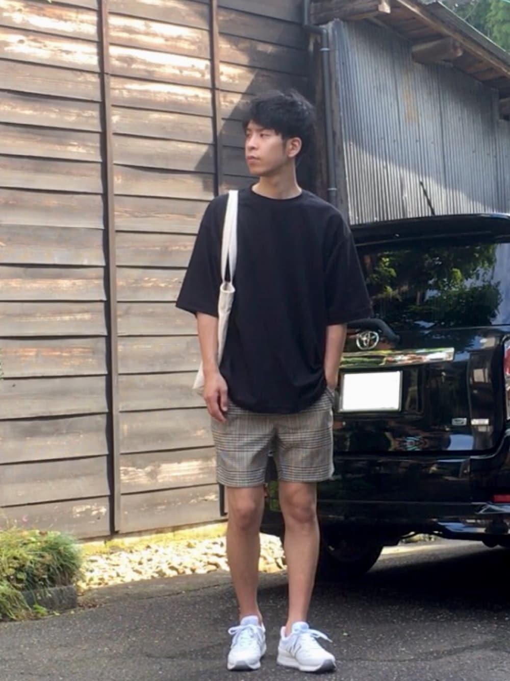 「夏コーデ、休日スタイル、シンプル、Tシャツ、短パン、ハーフパンツ、UNIQLO」｜「UNIQLOのエアリズムコットンオーバーサイズTシャツ（5分袖）（Tシャツ/カットソー、ブラック系）」を使った、osaboさん（メンズ・181cm）の夏コーディネートの1枚目の写真