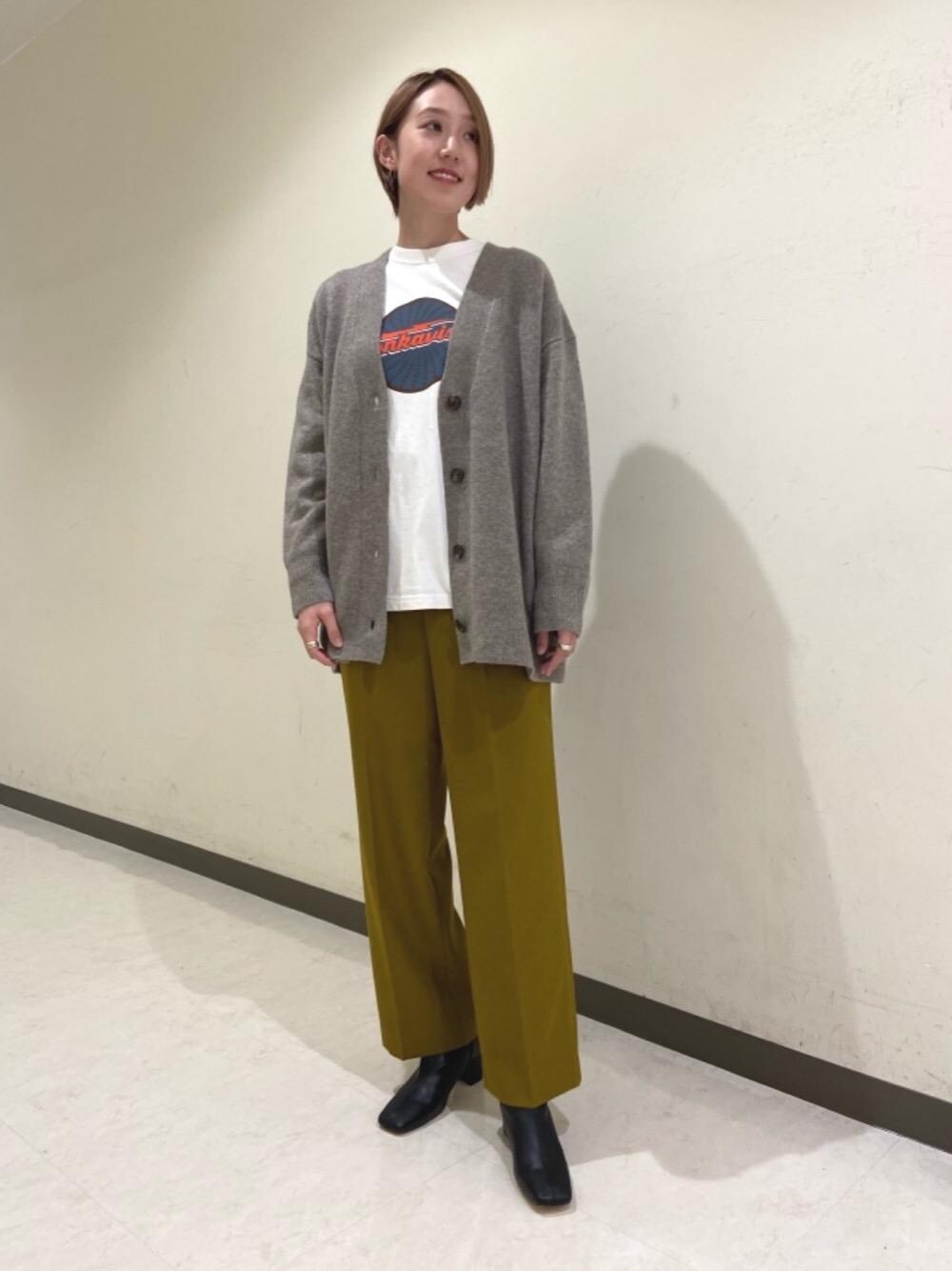 ホワイト系のTシャツ/カットソー、ブラック系のブーツ、イエロー系のその他パンツを着用したレディースの秋コーディネートの1枚目の写真