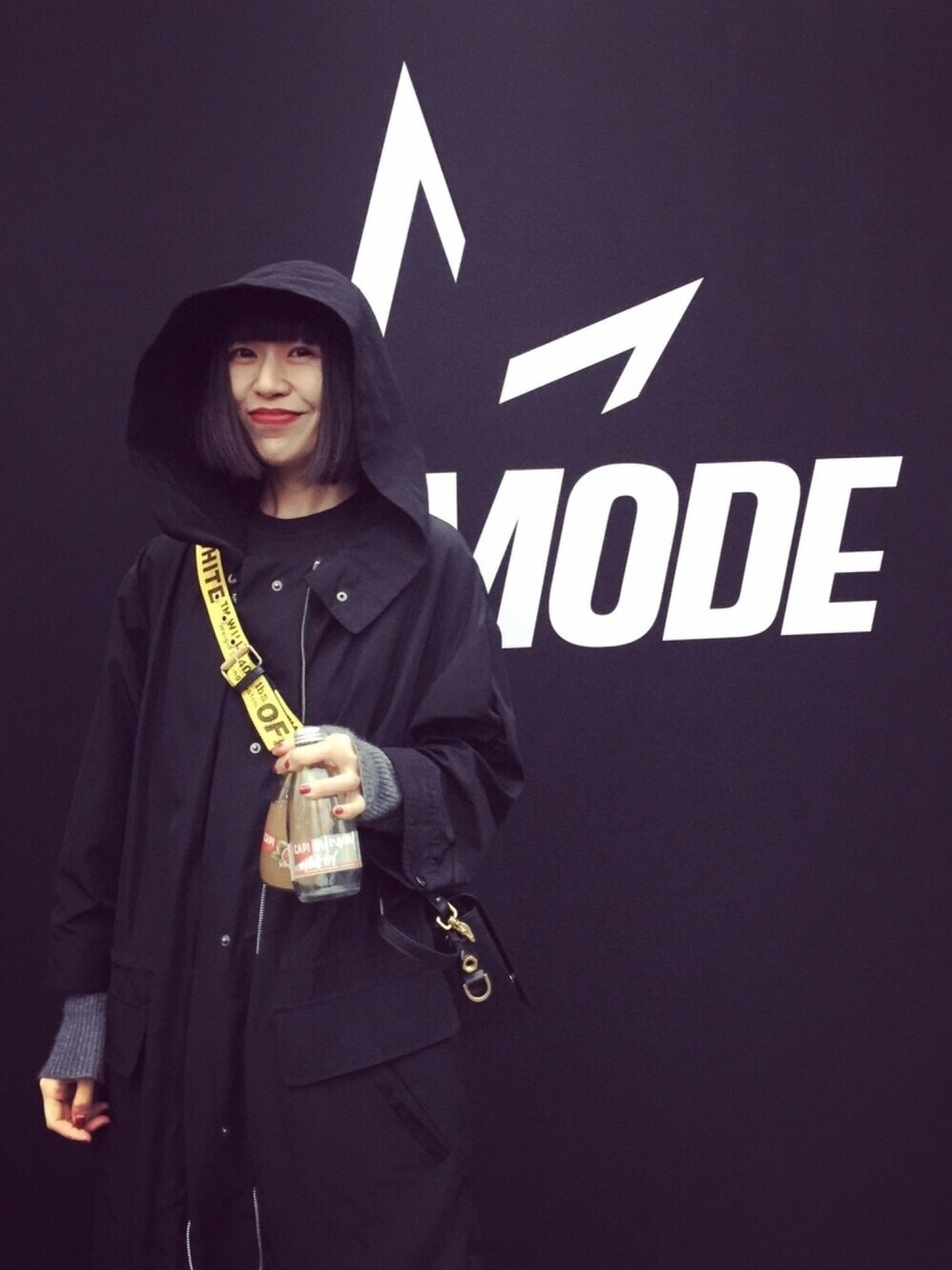 「シンプルコーデ、大人カジュアル、off white、OFF-WHITE、Stella McCartney」｜「STELLA McCARTNEYのアイテム（モッズコート、ブラック系）」を使った、weiさん（レディース・168cm）の夏コーディネートの1枚目の写真