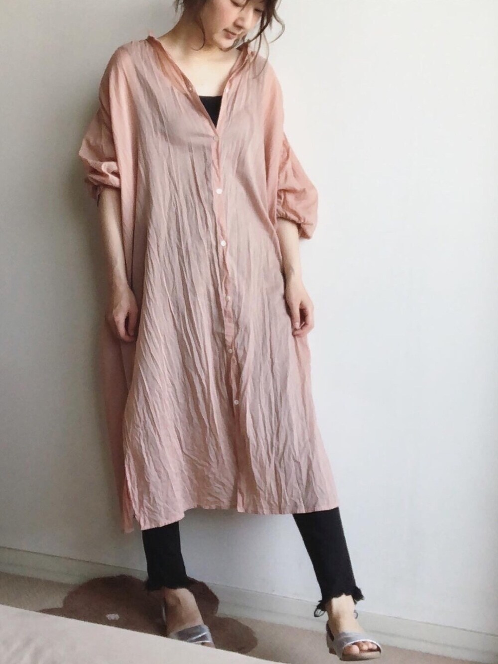 「シースルー、シアーシャツ、シアーシャツワンピース、シャツワンピ、レイヤードスタイル、大人カジュアル、着回しコーデ、ワンピース、おしゃれさんと繋がりたい、ママコーデ」｜「FREAK'S STOREのMade in India/インド製　ボイルシャツワンピース（ワンピース、ベージュ系）」を使った、こっつんこーでさん（レディース・161cm）の秋コーディネートの1枚目の写真