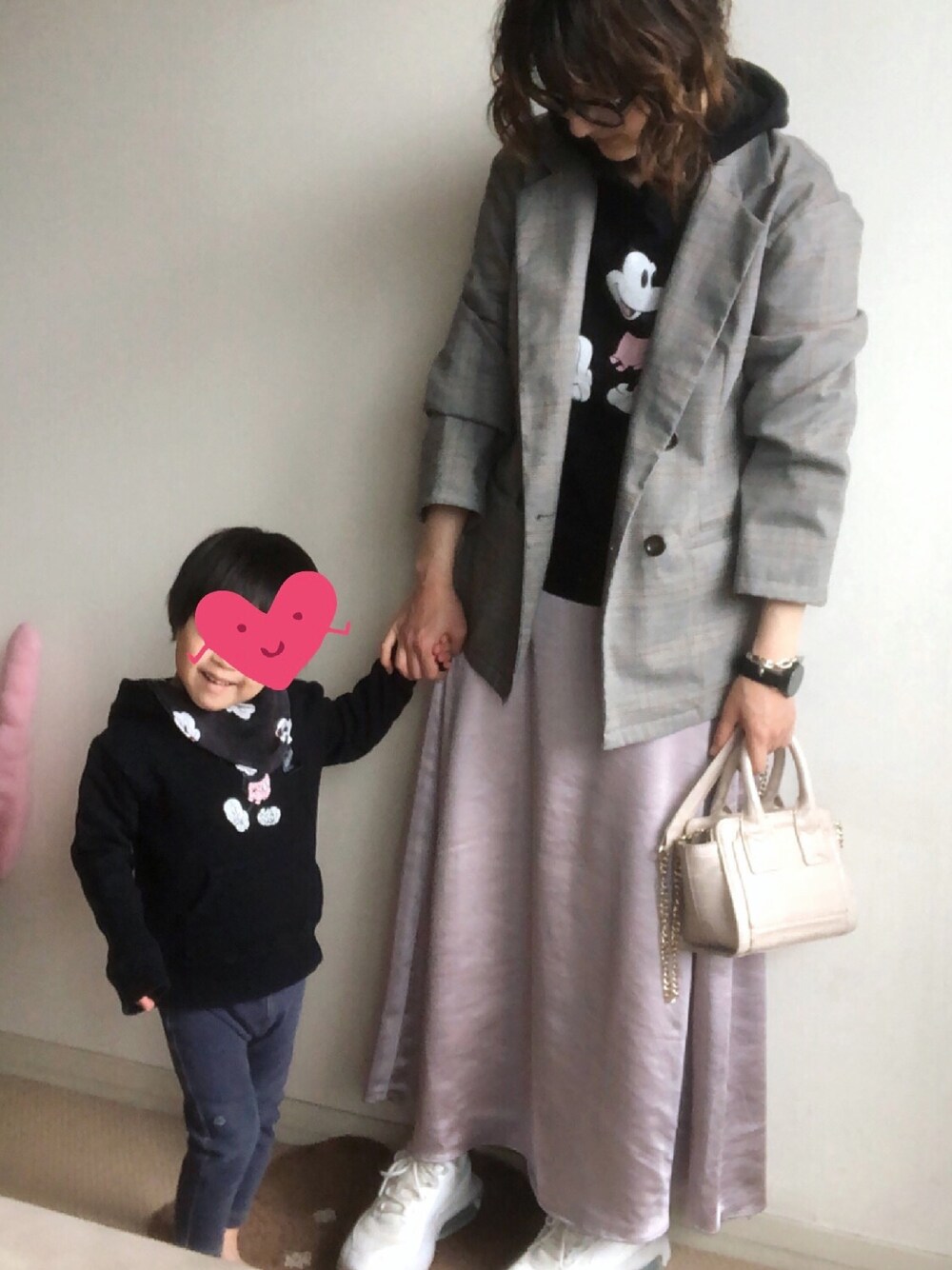 「ミッキー、ミッキーパーカー、ディズニーコーデ、ディズニー、親子コーデ、親子でおそろい、親子リンク、ナロースカート、サテン、チェックジャケット」｜「しまむらのアイテム（テーラードジャケット、その他）」を使った、こっつんこーでさん（レディース・161cm）の春コーディネートの1枚目の写真
