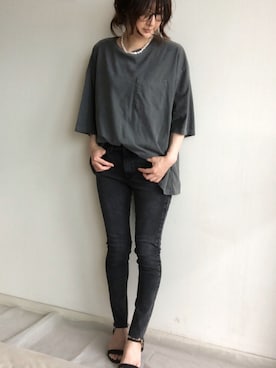 「オールグレー」｜「アイテム（デニムパンツ）」を使った、こっつんこーでさん（レディース・161cm）の春コーディネート